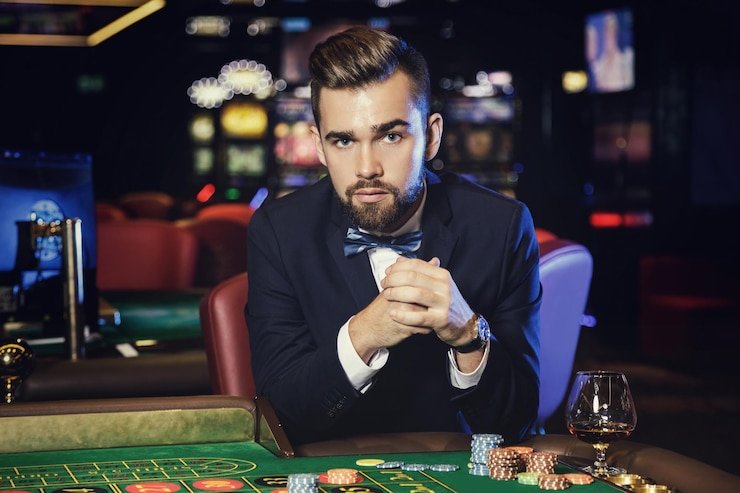 Dealer profesional bp77 membagikan kartu di meja Live Blackjack dengan kamera HD multi-sudut